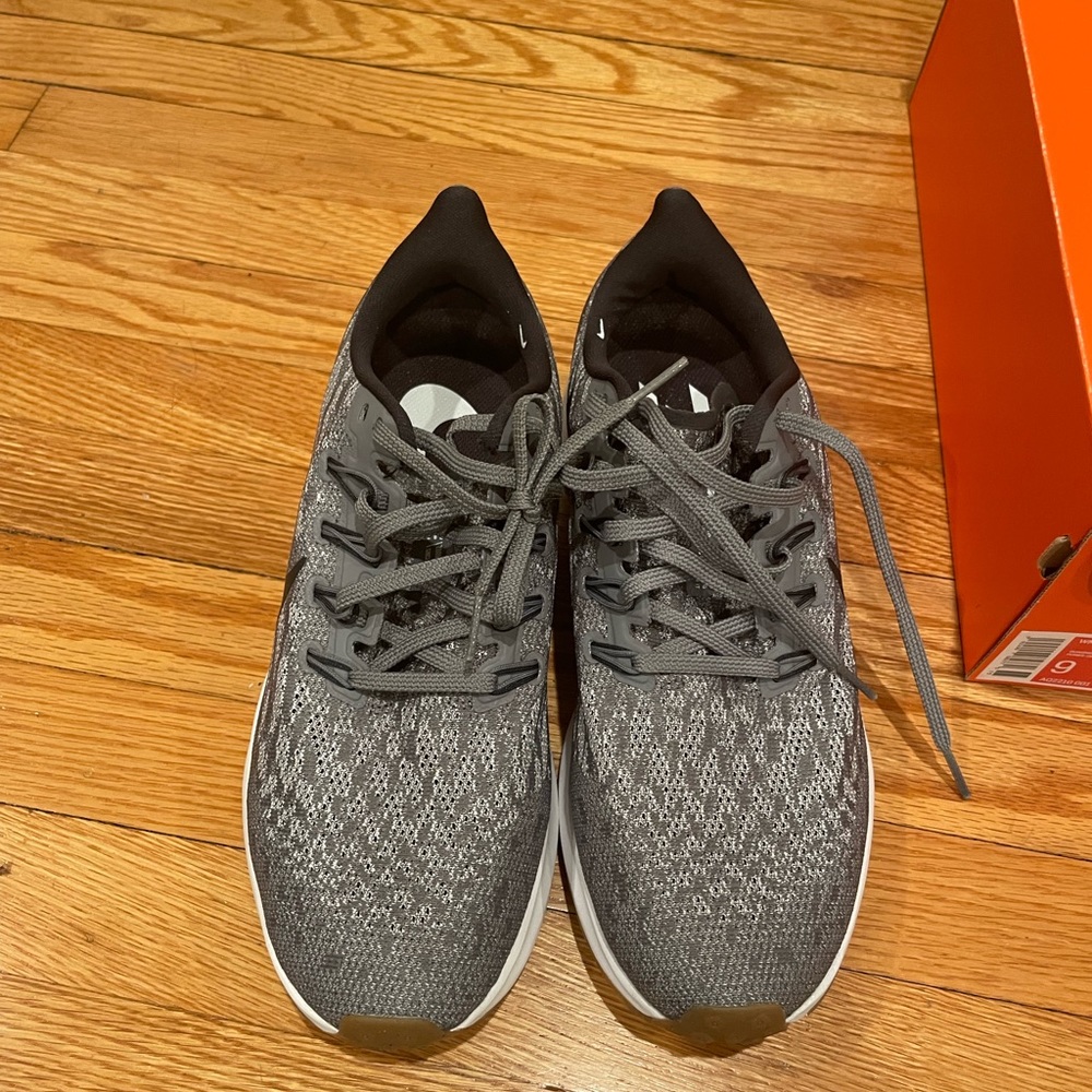 NWT - Women’s Nike Air Zoom Pegasus 36 size 9